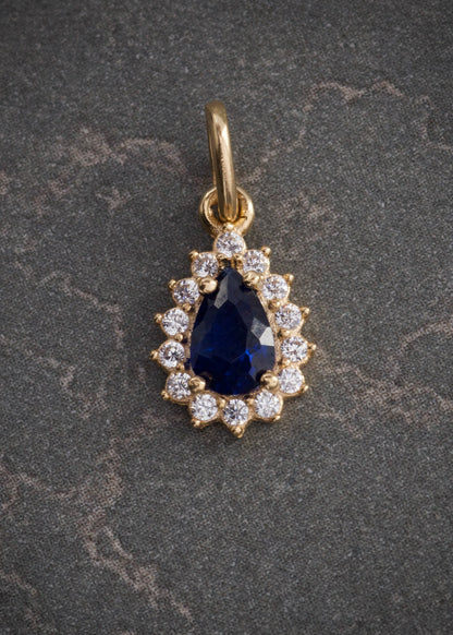 Dije gota con swarovski azul y blanco 0.7gr / Largo 1.5cm / Oro Amarillo Nac B