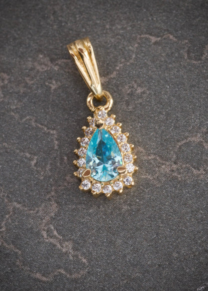 Dije gota con swarovski azul y blanco 1.1gr / Largo 1.7cm / Oro Amarillo Nac B