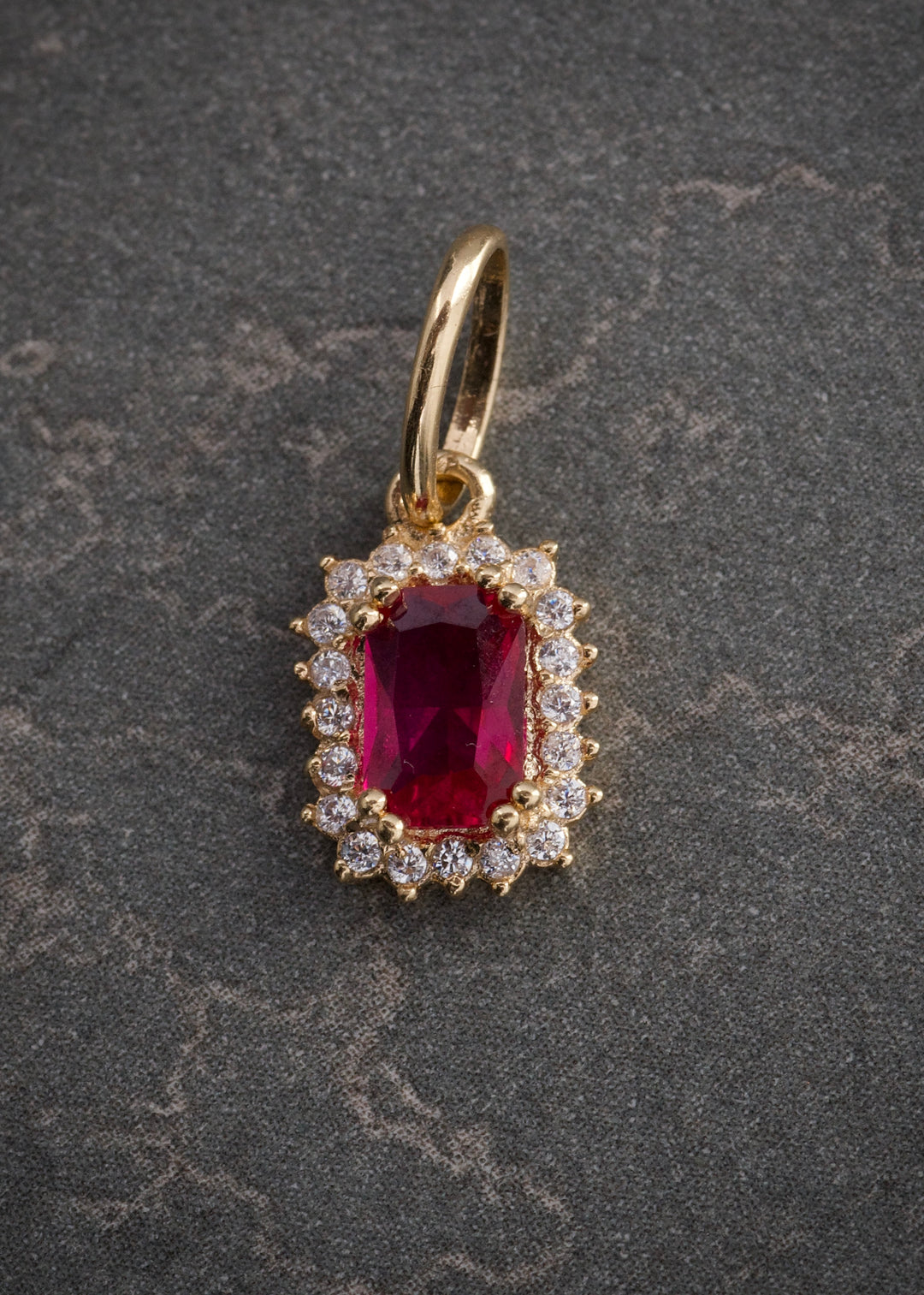 Dije con swarovski fucsia y blanco 0.9gr / Largo 1.7cm — Oro Amarillo