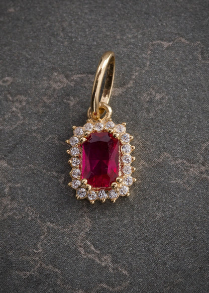 Dije con swarovski fucsia y blanco 0.9gr / Largo 1.7cm / Oro Amarillo Nac B