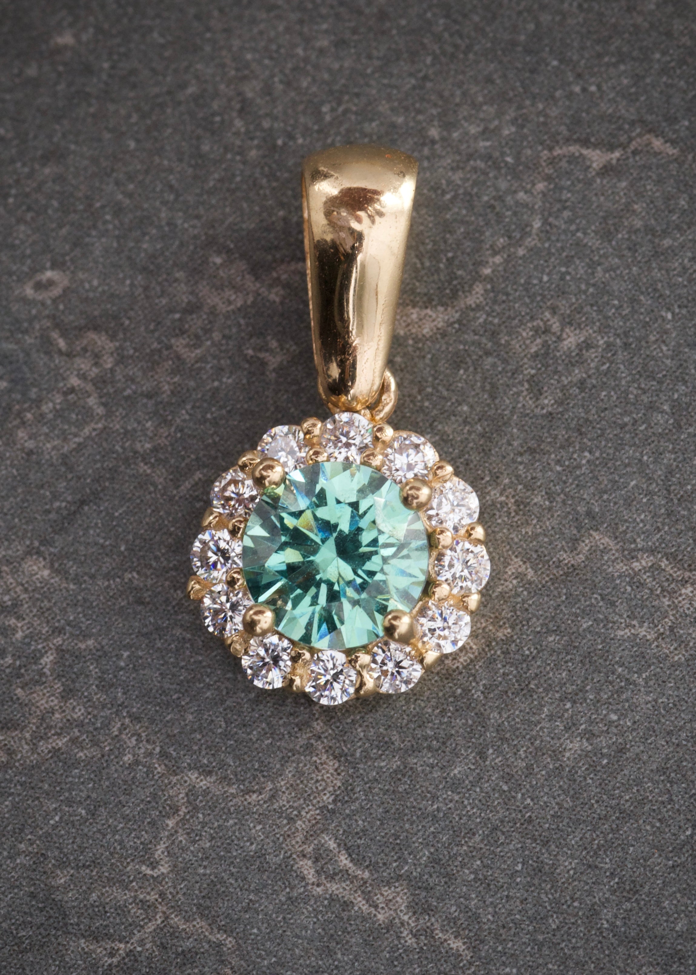 Dije flor con swarovski verde y blanco 1.85gr / Largo 1.7cm / Oro Amarillo Nac B