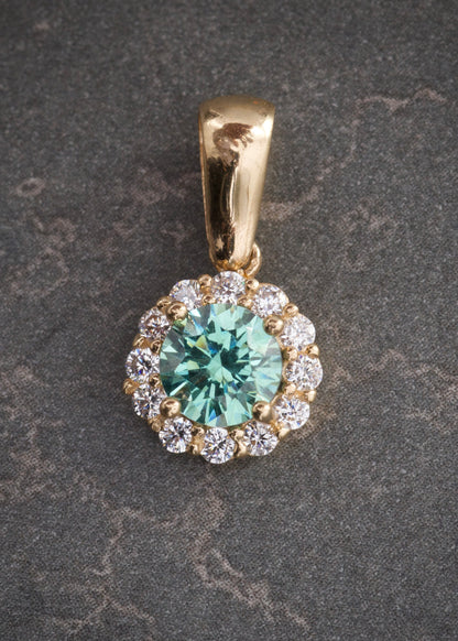 Dije flor con swarovski verde y blanco 1.85gr / Largo 1.7cm / Oro Amarillo Nac B