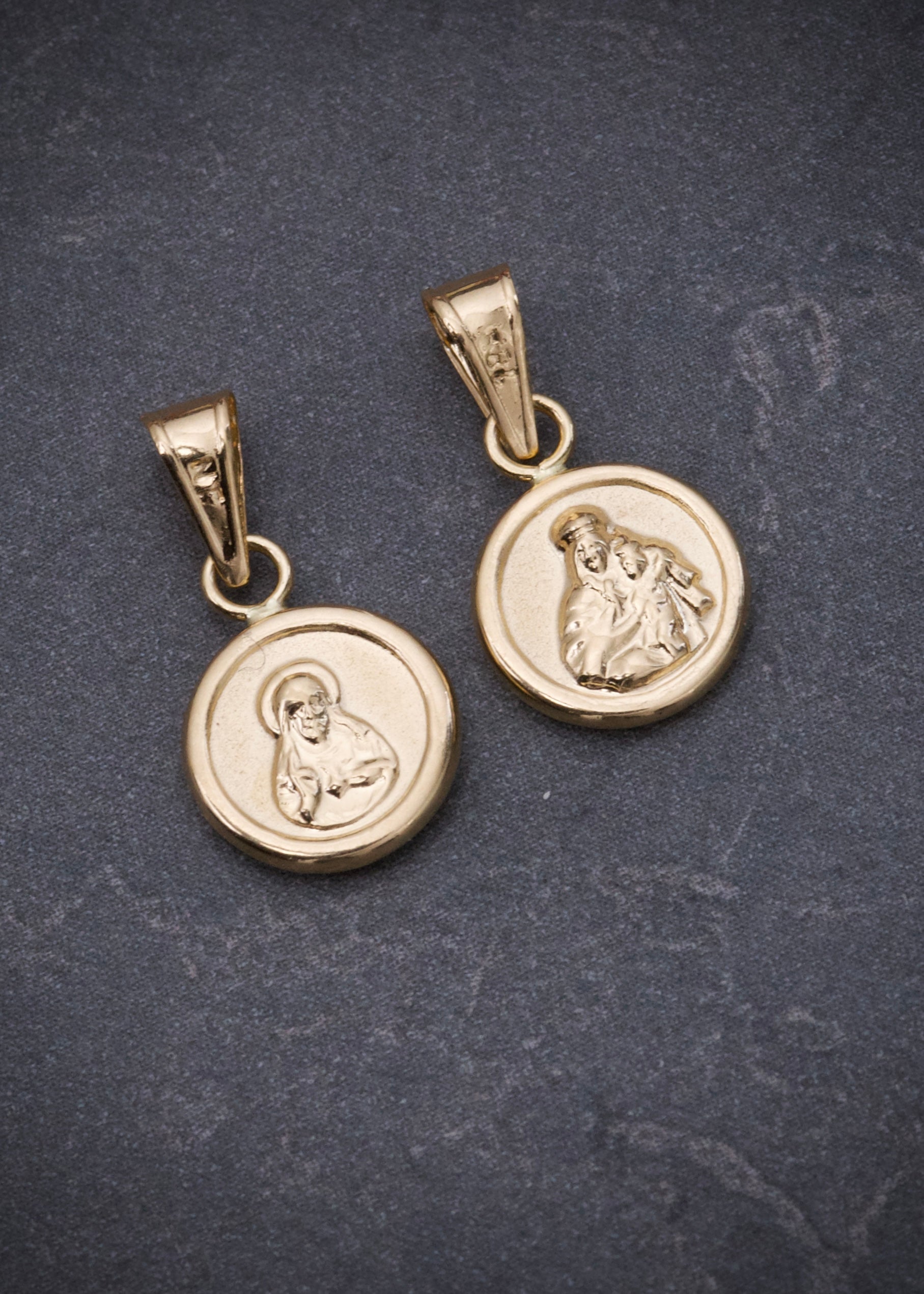 Dije virgen del carmen 0.45gr / Largo 1.6cm / Oro Amarillo Nac B
