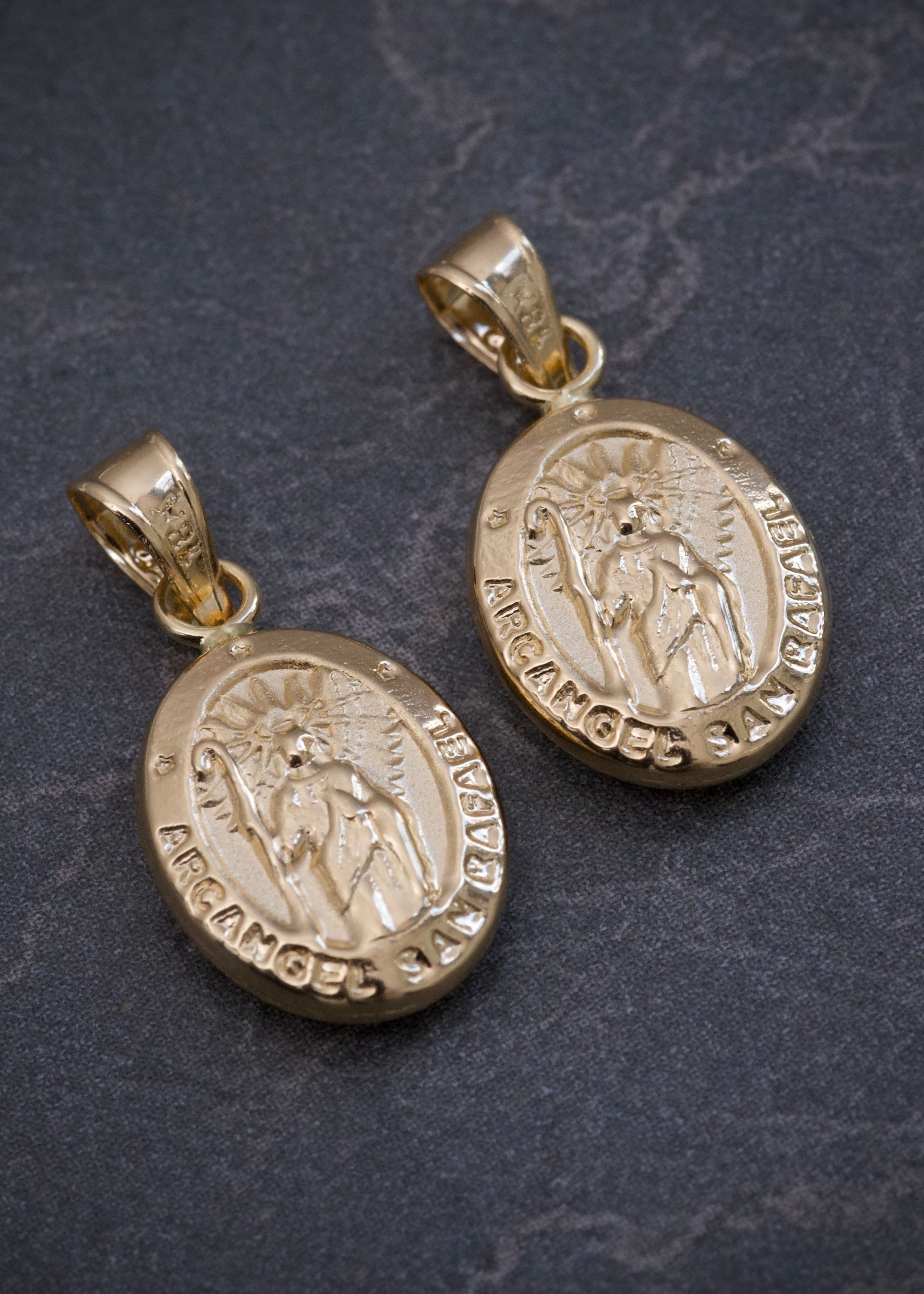 Dije de arcangel san rafael 0.6gr / Largo 1.9cm / Oro Amarillo Nac B