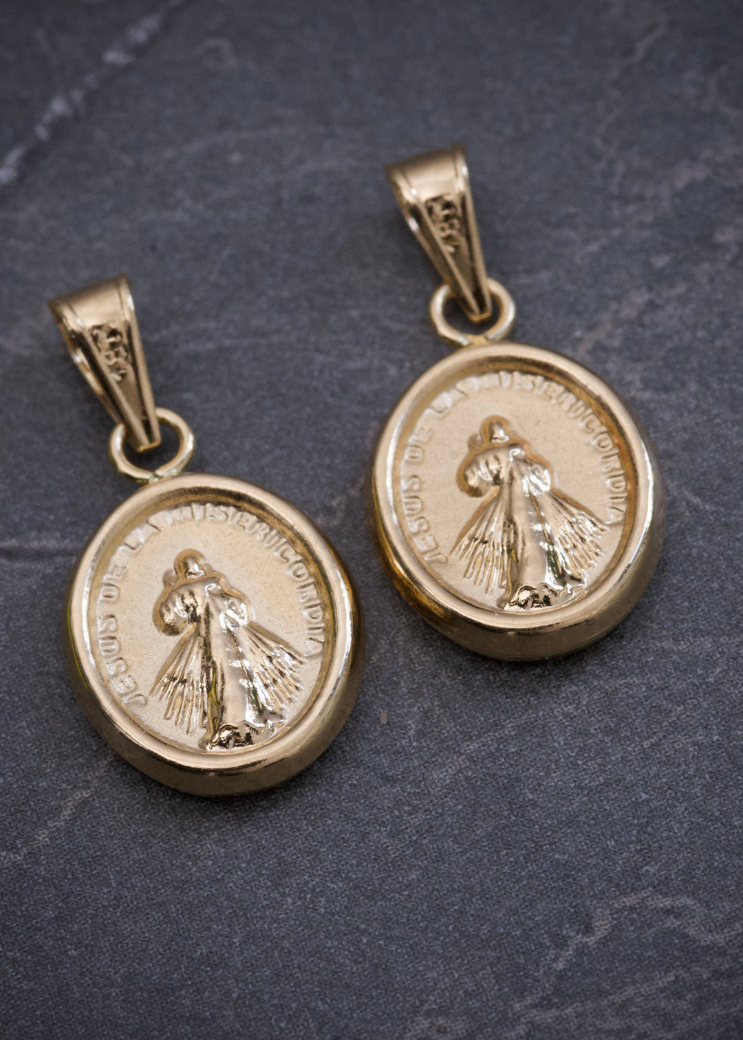 Dije jesus de la misericordia 0.6gr / Largo 2cm — Oro Amarillo