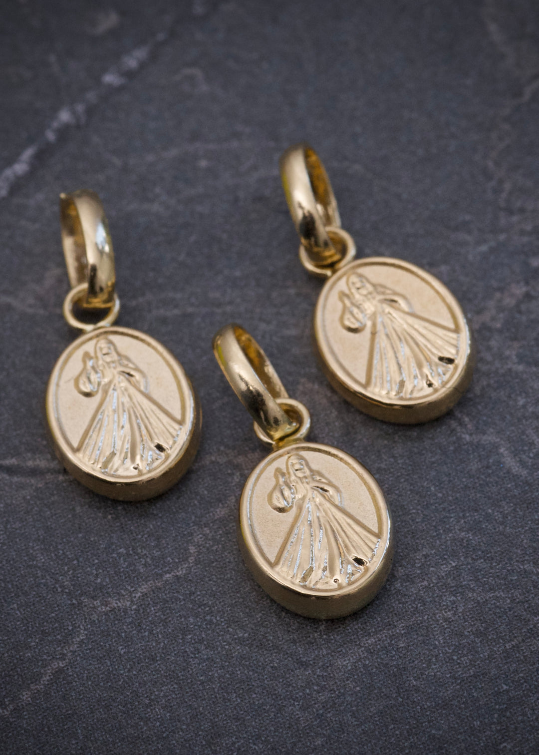 Dije jesus de la misericordia 0.35gr / Largo 1.5cm — Oro Amarillo