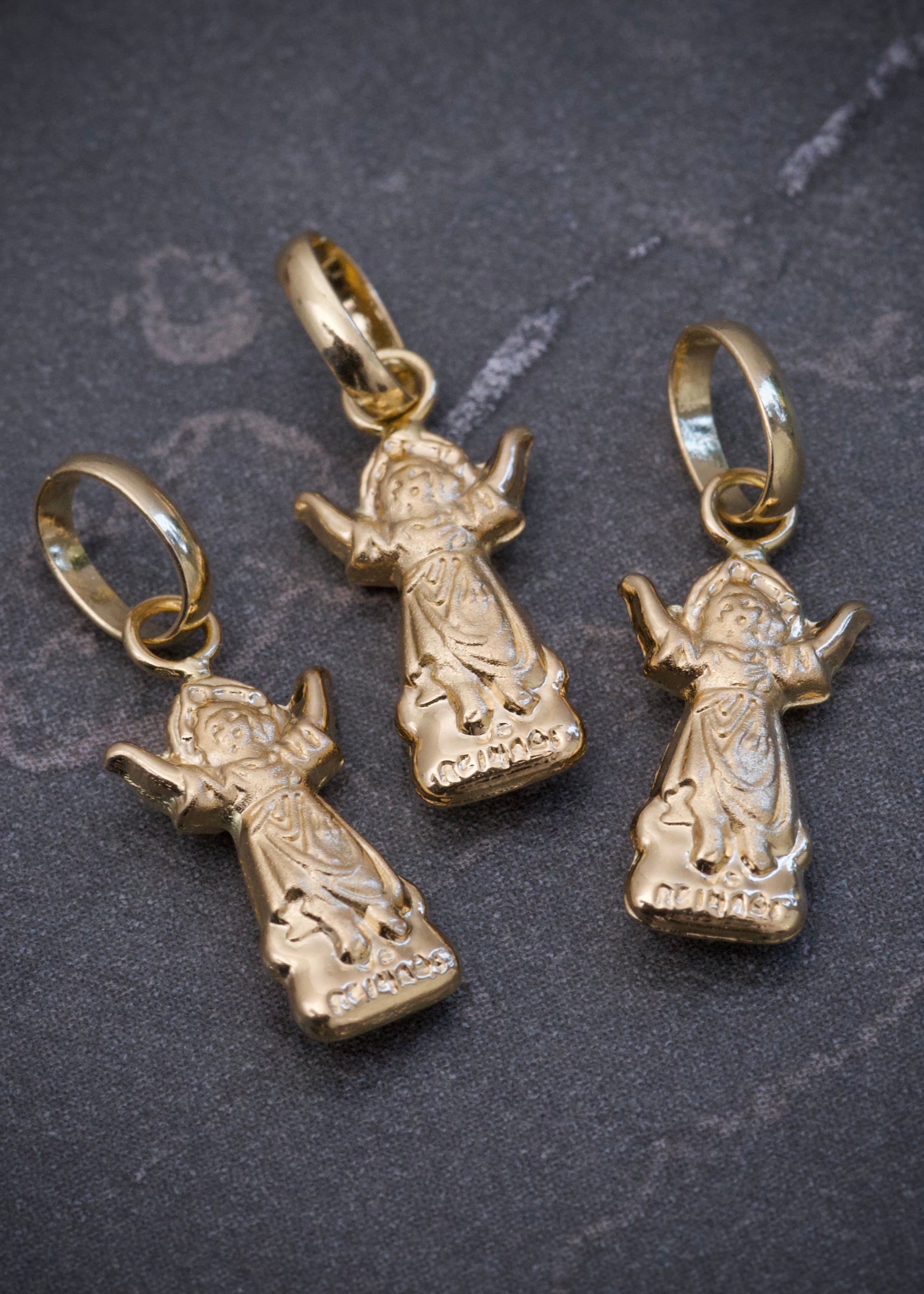 Dije divino niño 0.35gr / Largo 1.7cm / Oro Amarillo Nac B
