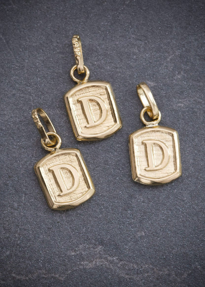 Dije Letra D 0.3gr / 1.5cm / 6.9mm — Oro Amarillo