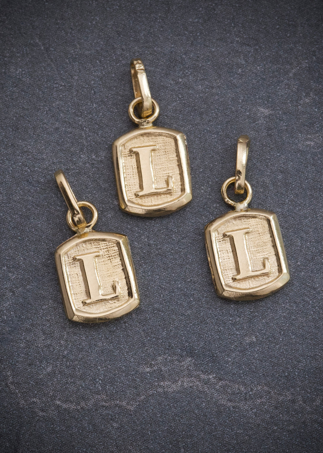 Dije Letra L 0.35gr / 1.5cm / 6.9mm — Oro Amarillo