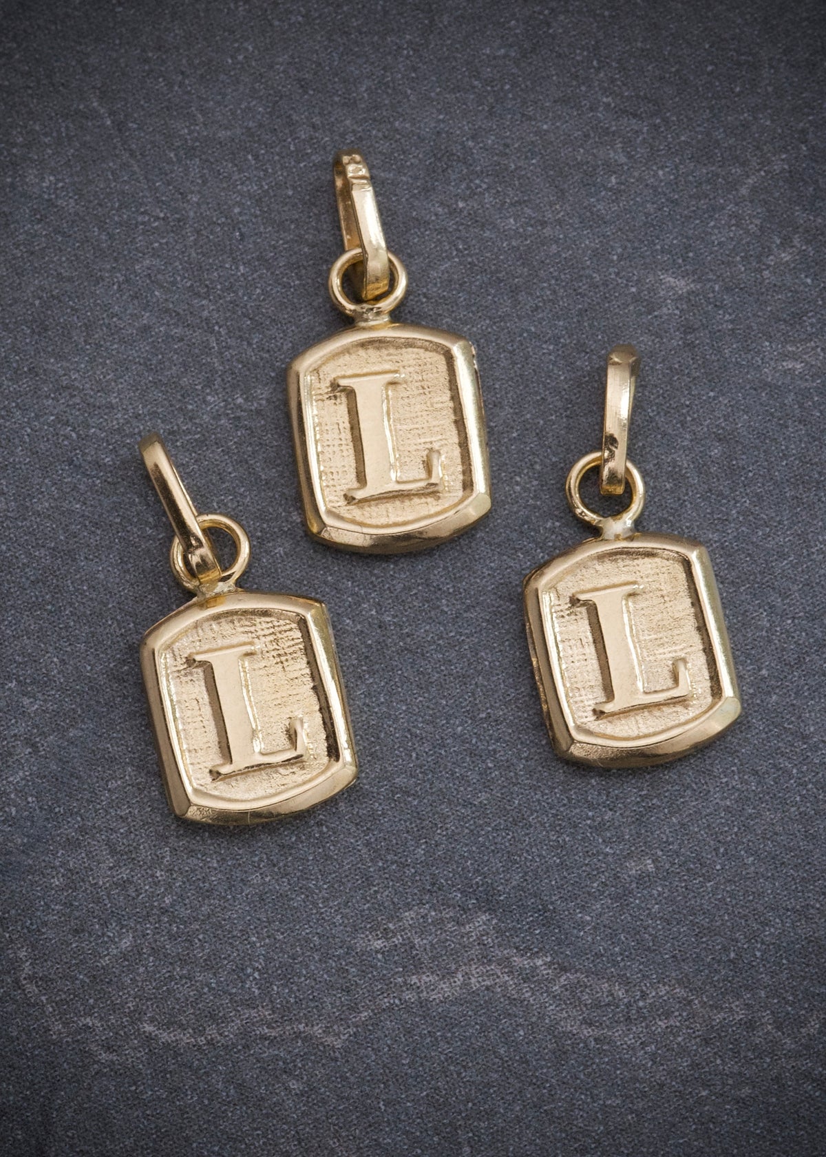 Dije Letra L 0.35gr / 1.4cm / 6mm — Oro Amarillo