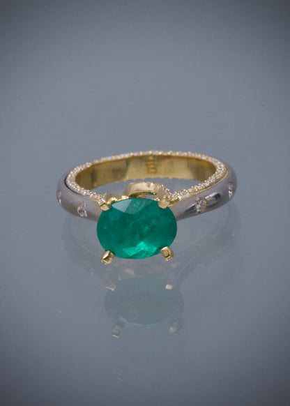 Solitario con 220pts de esmeralda y 90pts de diamantes 6.6gr / TALLA 6 1/4 / Dos Oros (Joya) M