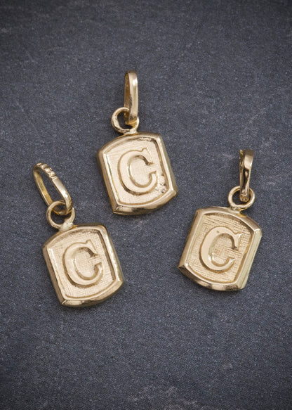 Dije letra c 0.3gr / Largo 1.5cm / Oro Amarillo Nac B
