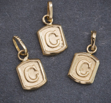 Dije letra C 0.35gr / Largo 1.5cm / Oro Amarillo Nac M
