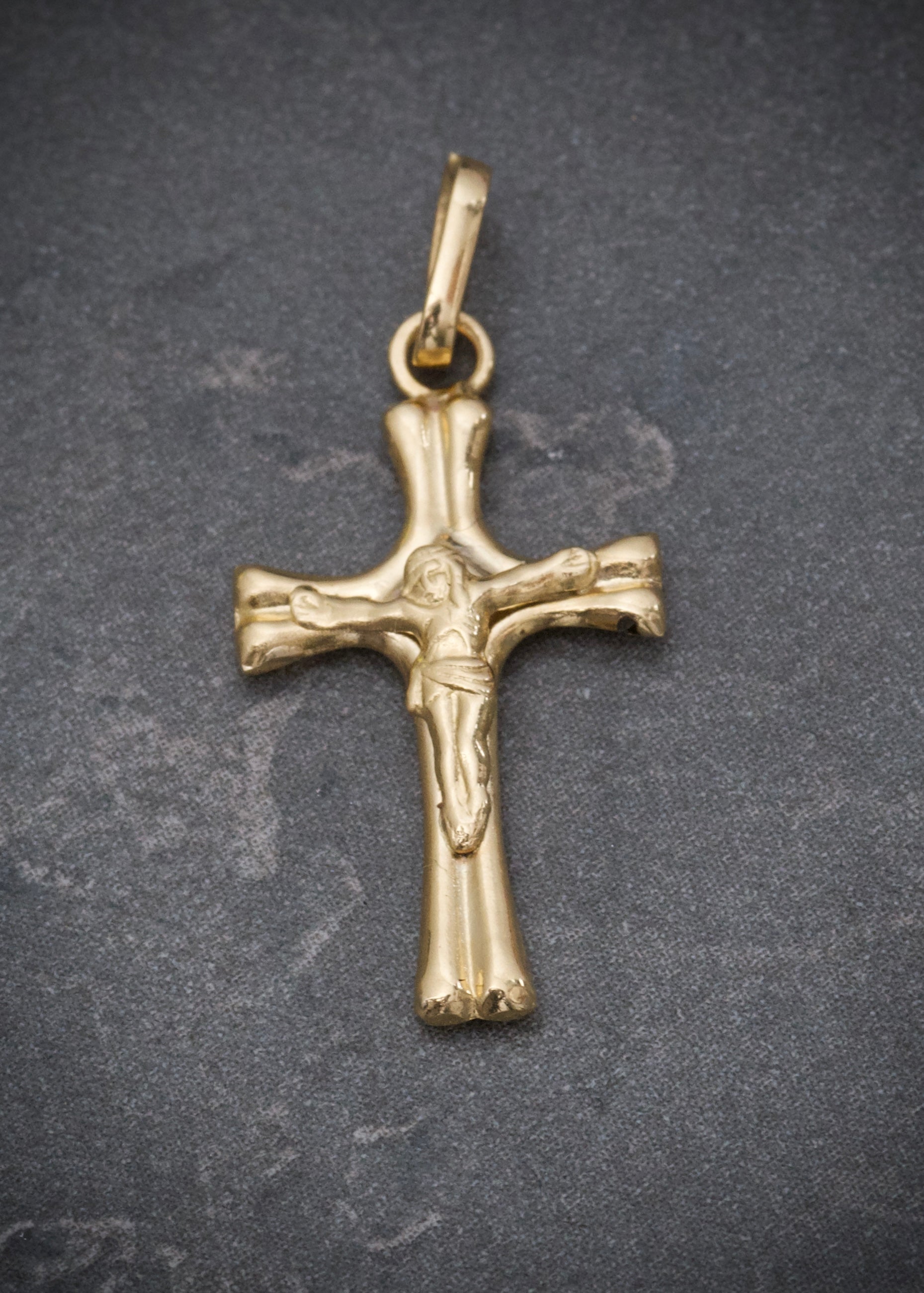Dije cruz con cristo 0.55gr / Largo 2.5cm / Oro Amarillo Nac B