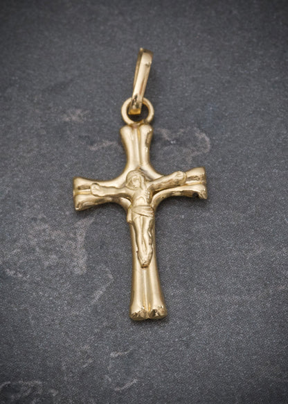 Dije cruz con cristo 0.55gr / Largo 2.5cm / Oro Amarillo Nac B