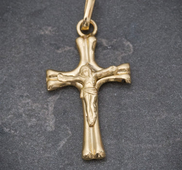 Dije cruz con cristo 0.55gr / Largo 2.5cm / Oro Amarillo Nac B