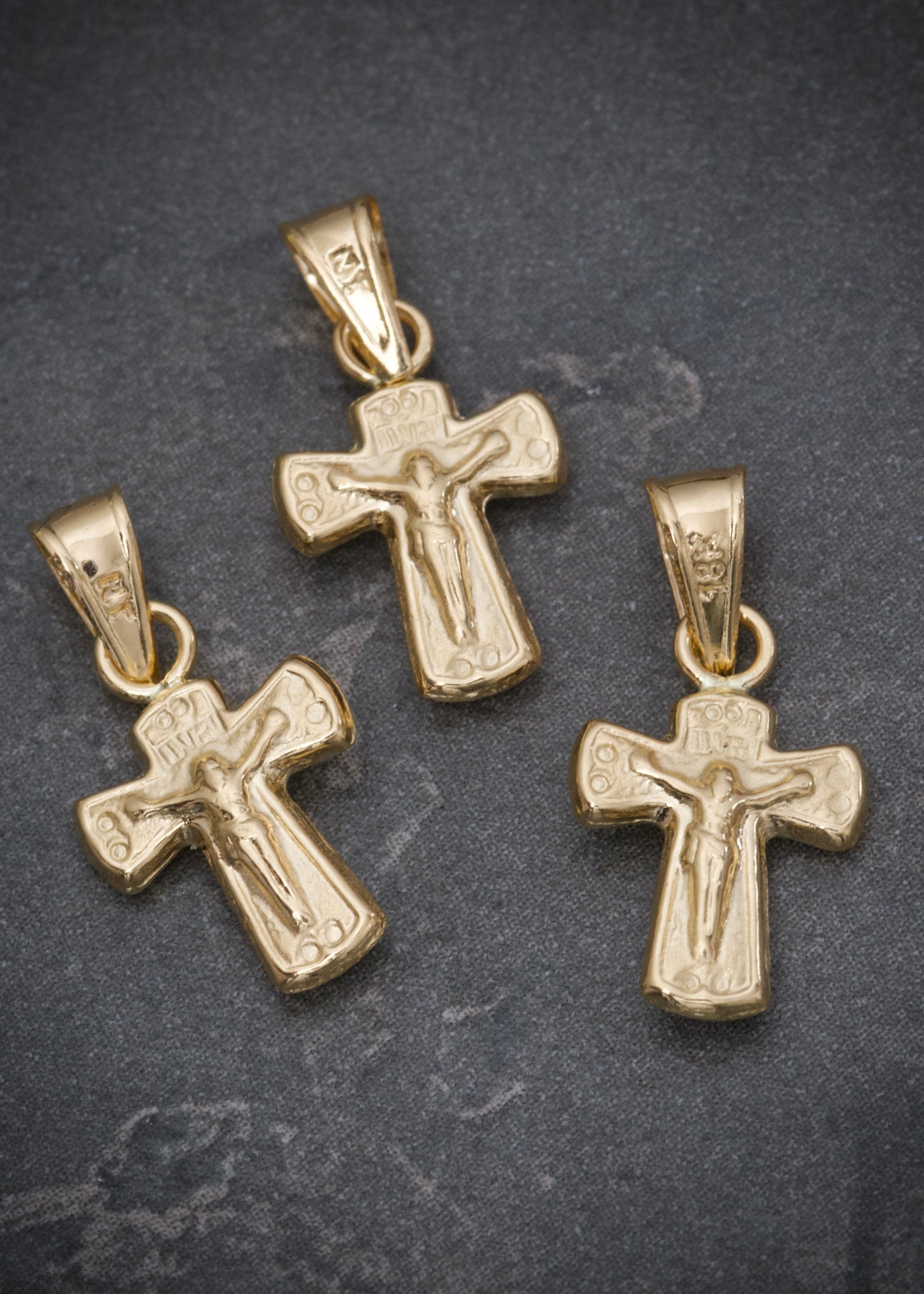 Dije cruz con cristo 0.35gr / Largo 1.8cm / Oro Amarillo Nac B