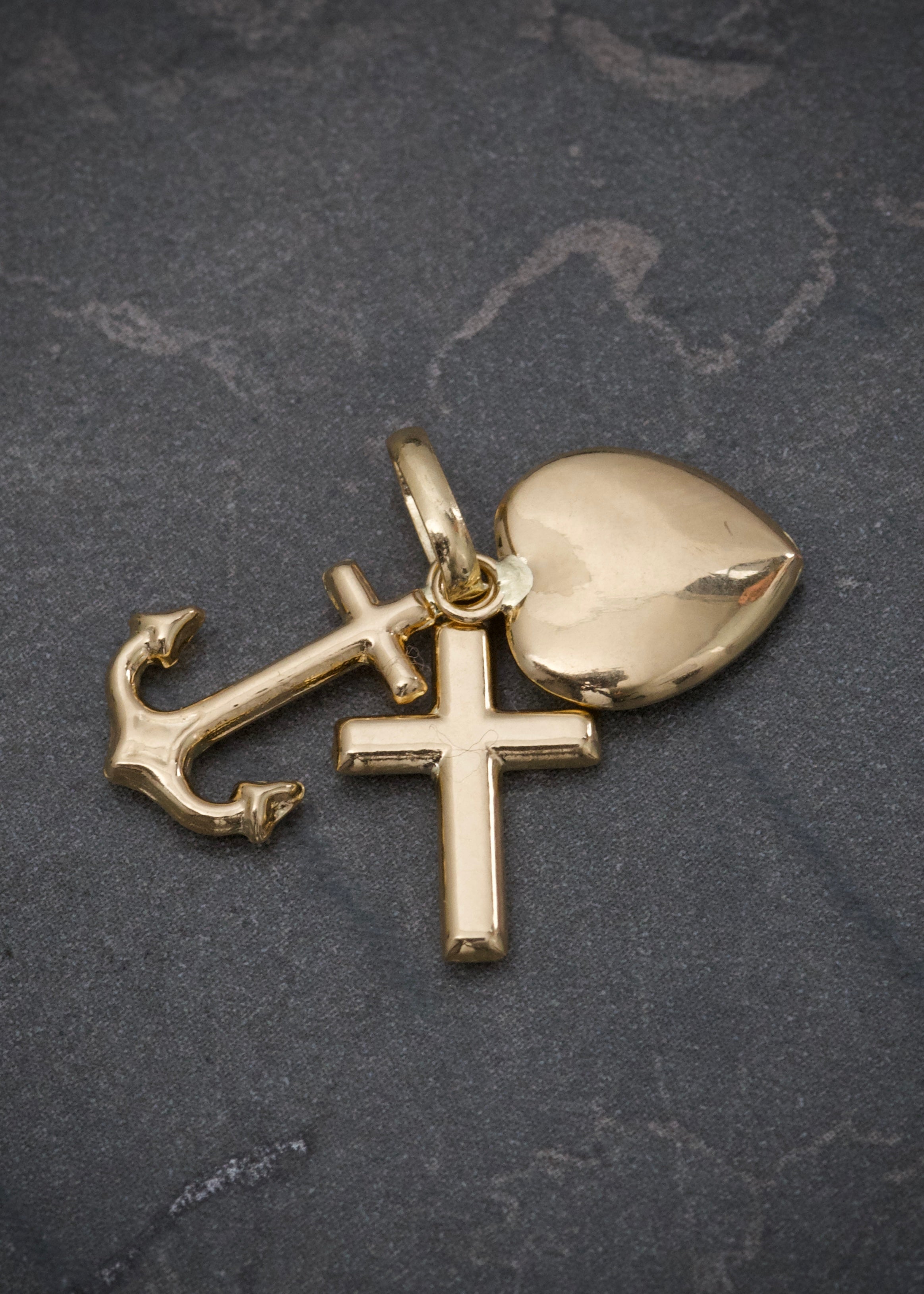 Dije de las tres gracias 1gr / 1.9cm / 9.3mm — Oro Amarillo