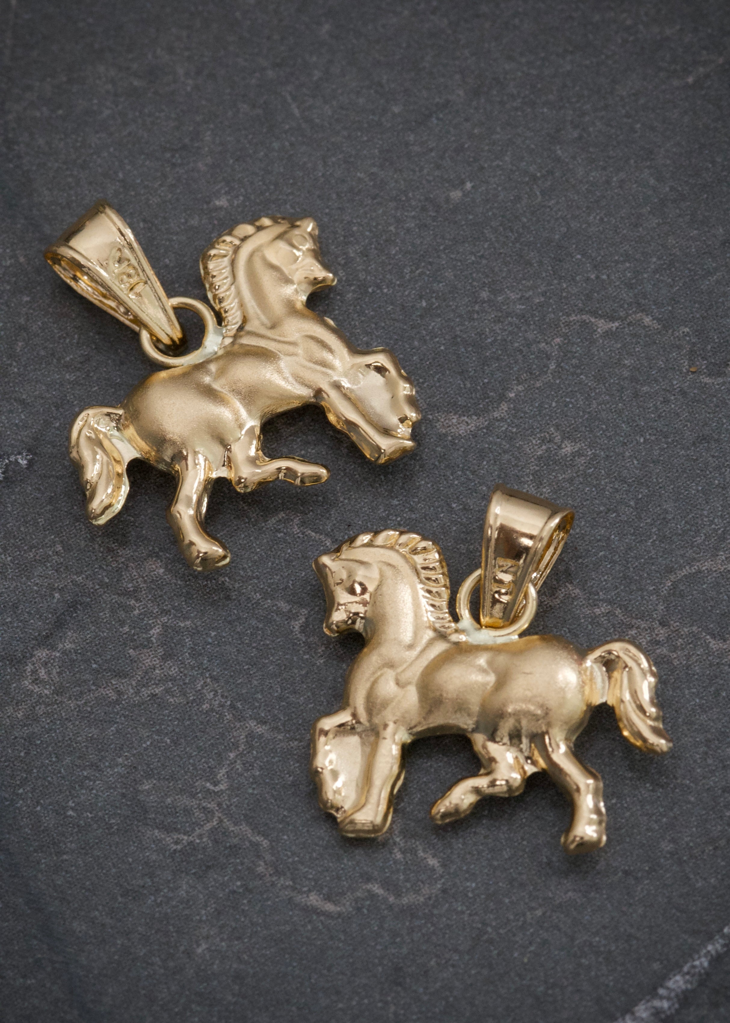 Dije caballo 0.95gr / Largo 1.8cm / Oro Amarillo Nac M