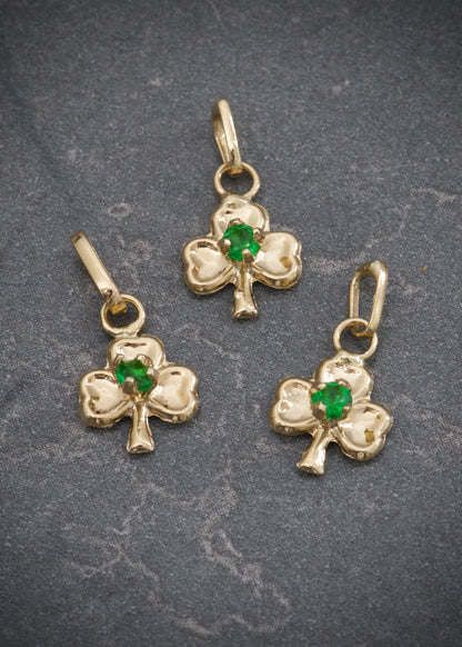 Dije trebol con swarovski verde 0.3gr / Largo 1.5cm / Oro Amarillo Nac B