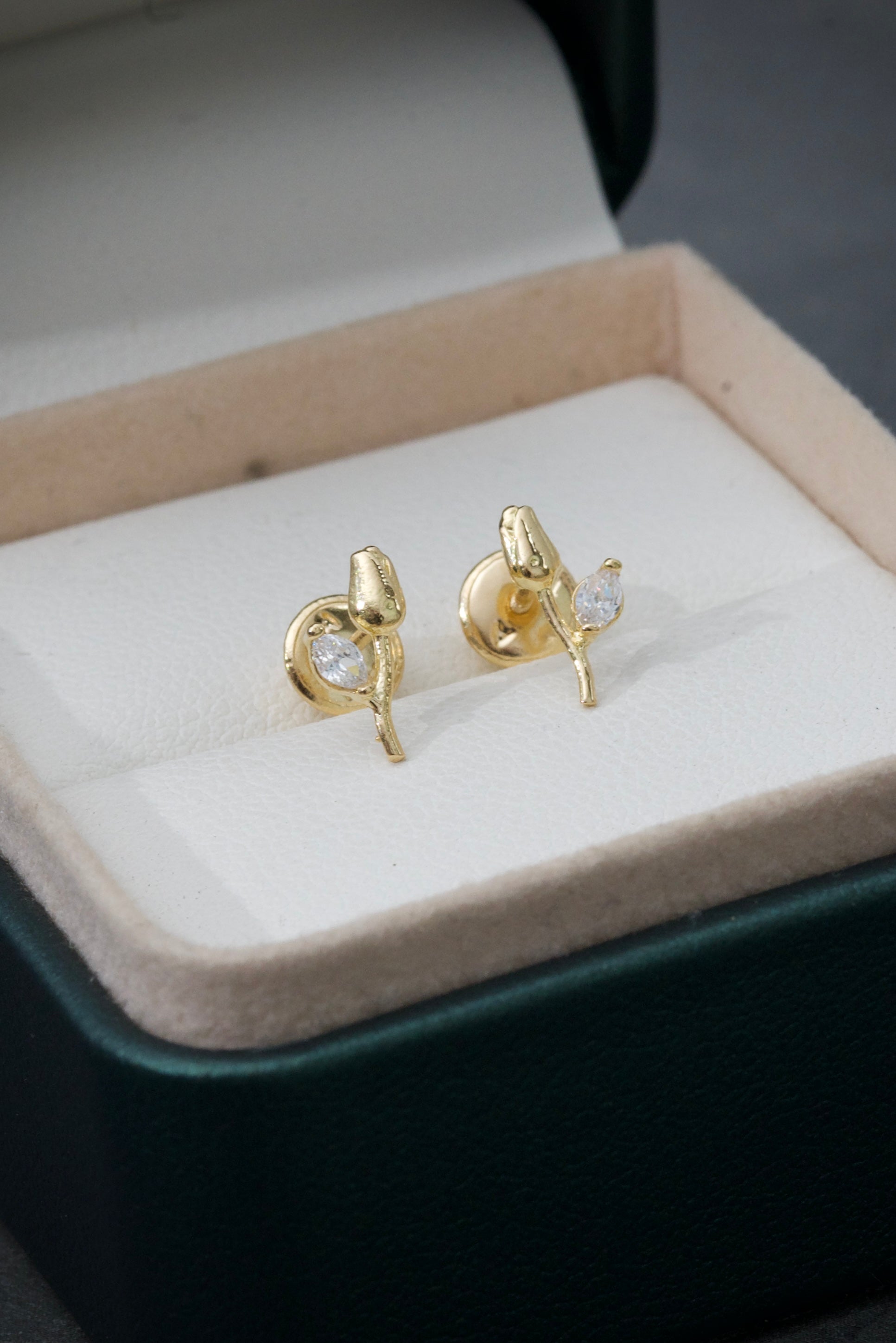 Topos De Rosa Con Swarovski Blanco 0.8gr / Largo 0.9cm / Oro Amarillo Nac B