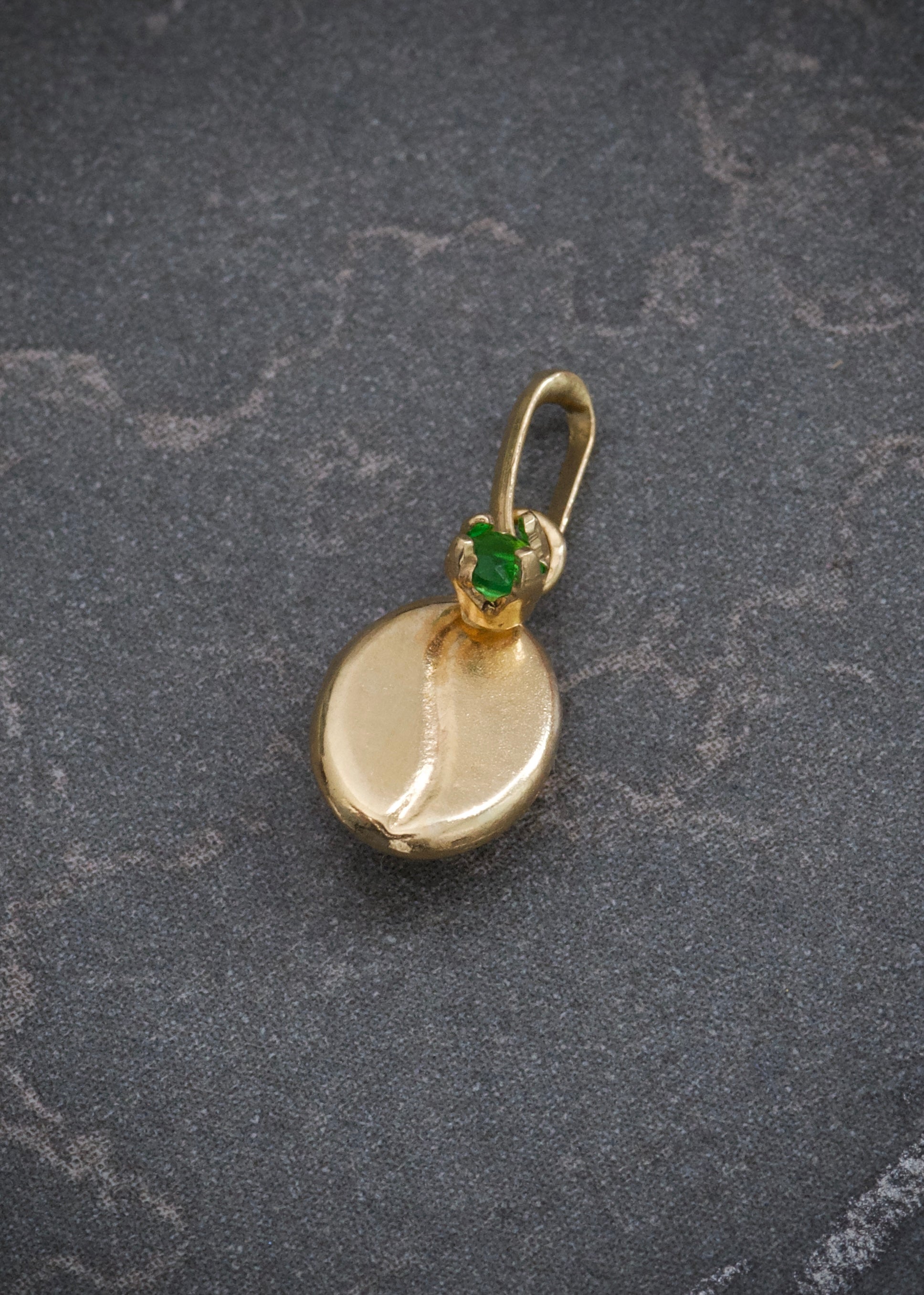 Dije grano de cafe 0.3gr / Largo 1.3cm / Oro Amarillo Nac M