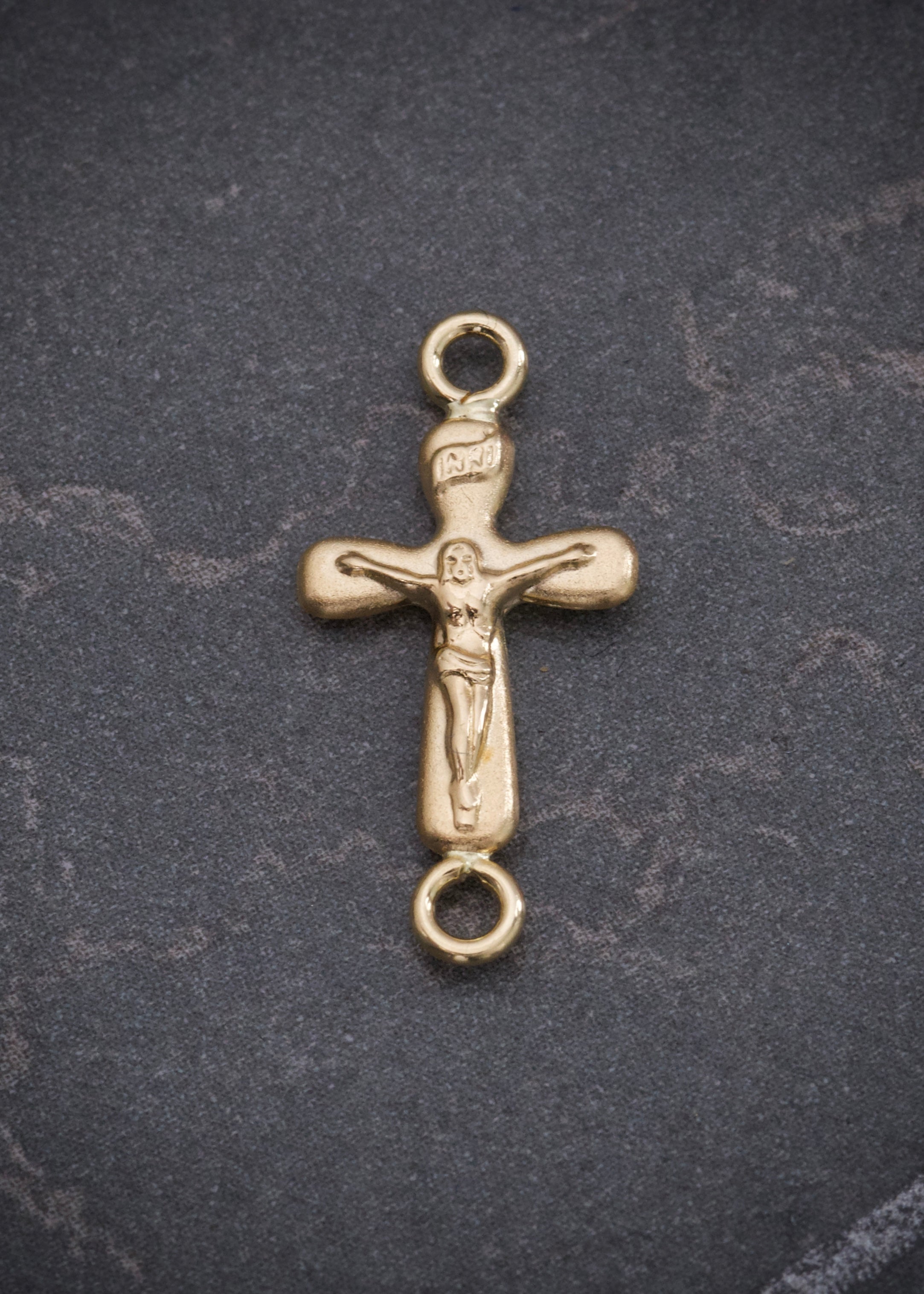 Herraje Cruz con Cristo 0.35gr / 1.9cm / 9.7mm — Oro Amarillo