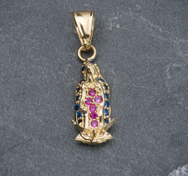 Dije Virgen De Guadalupe Con Swarovski Azul / Fucsia 0.85gr / Largo 2.0cm / Oro Amarillo Nac M