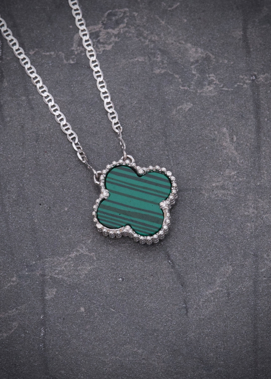 Cadena lucky clover piedra verde 2.9gr / Largo 40cm — Oro Blanco
