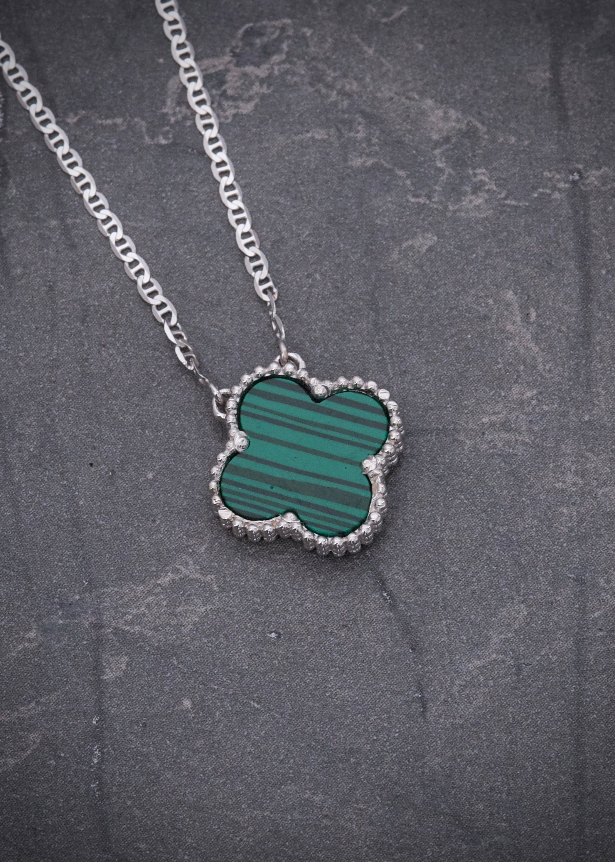 Cadena lucky clover piedra verde 2.9gr / Largo 40cm / Oro Blanco italy cte M