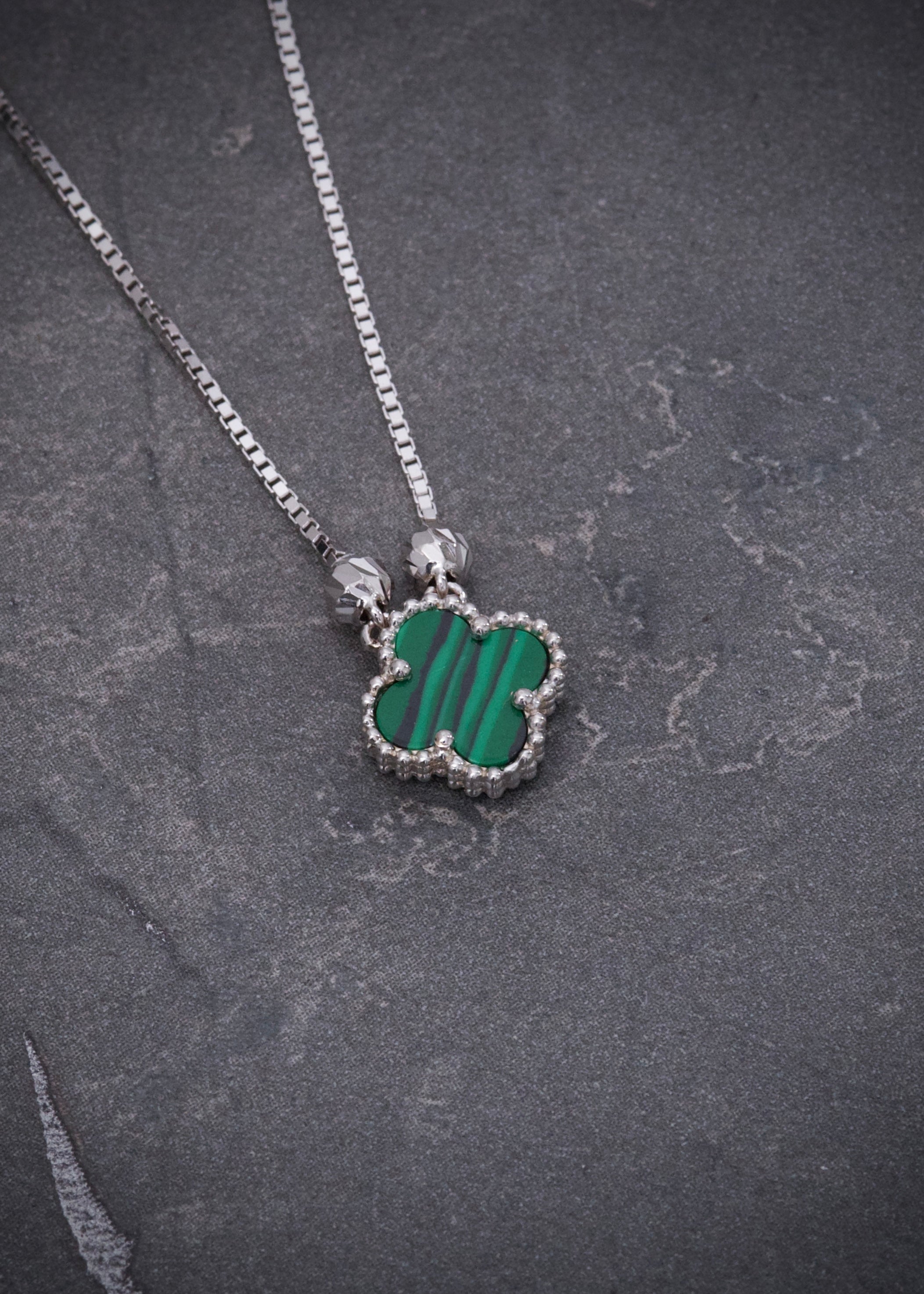 Cadena lucky clover piedra verde 3.7gr / Largo 50cm / Oro Blanco italy cte M