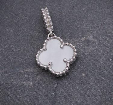 Dije lucky clover piedra blanca 0.95gr / Largo 1.5cm / Oro Blanco Nac M
