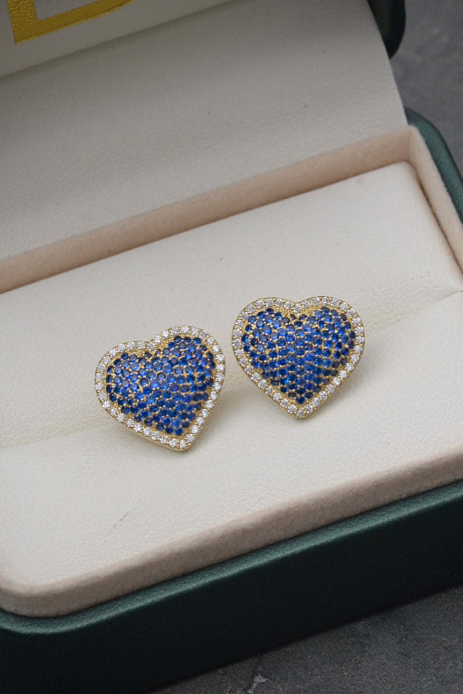 Topos de corazon con swarovski azul y blanco 9.95gr / Largo 1.3cm / Oro Amarillo Nac M