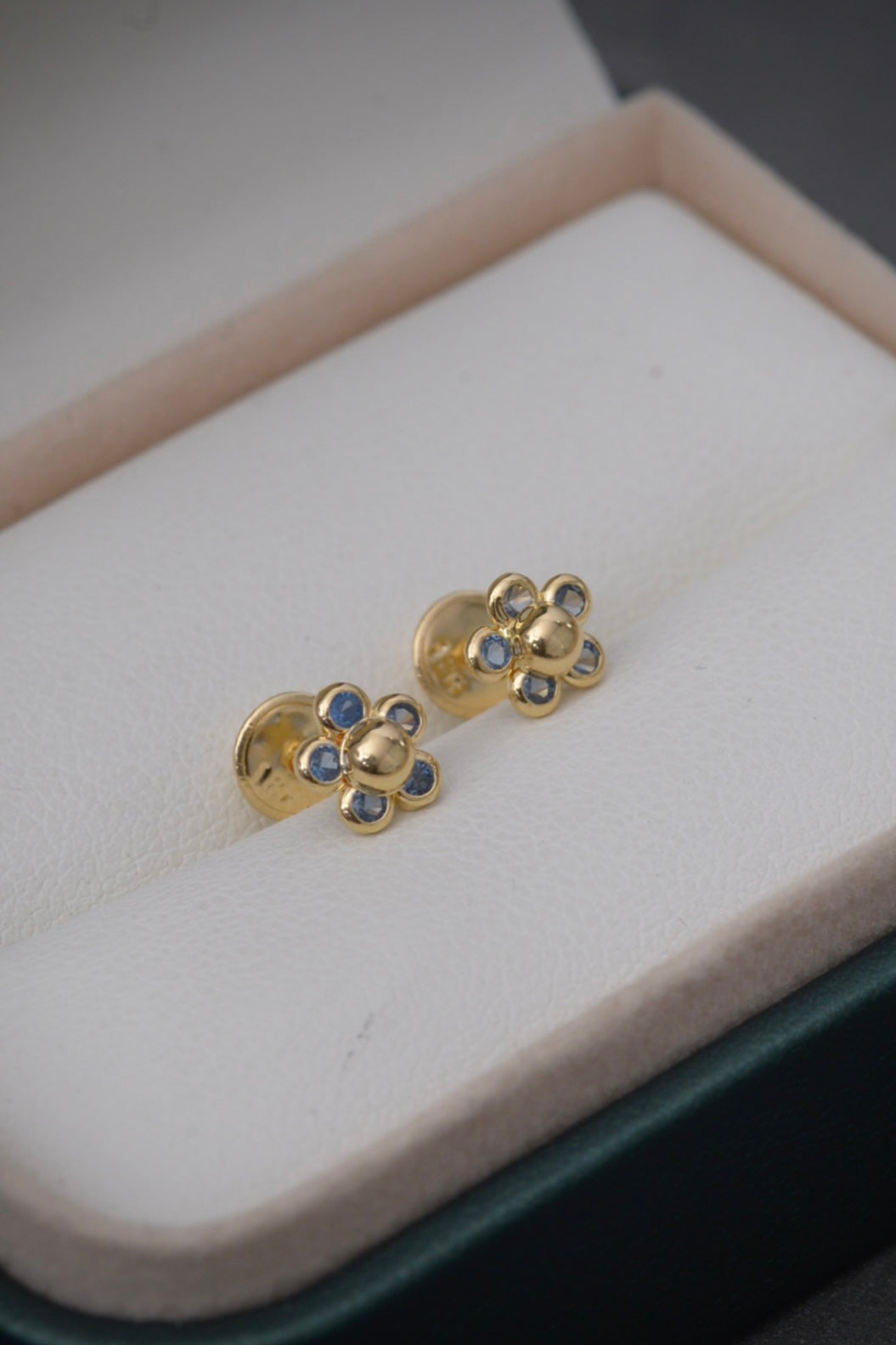Topos de flor con swarovski azul cielo 0.8gr / Largo 1 cm / Oro Amarillo Nac *