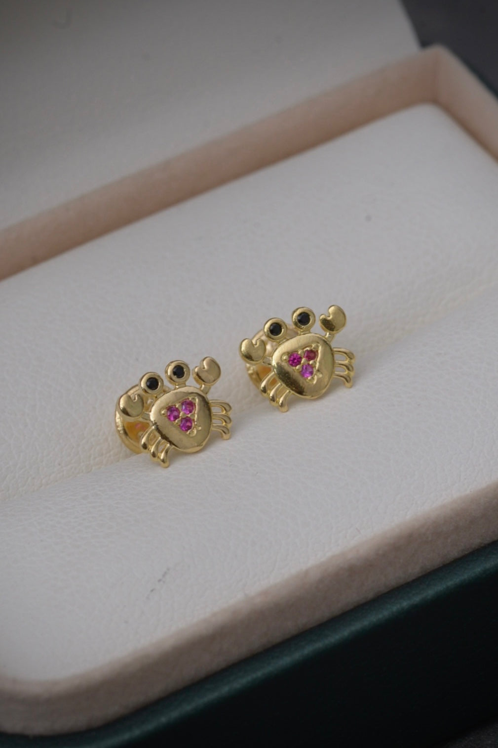Topos de cangrejo con swarovski fucsia 1.2gr / Largo 1 cm / Oro Amarillo Nac M