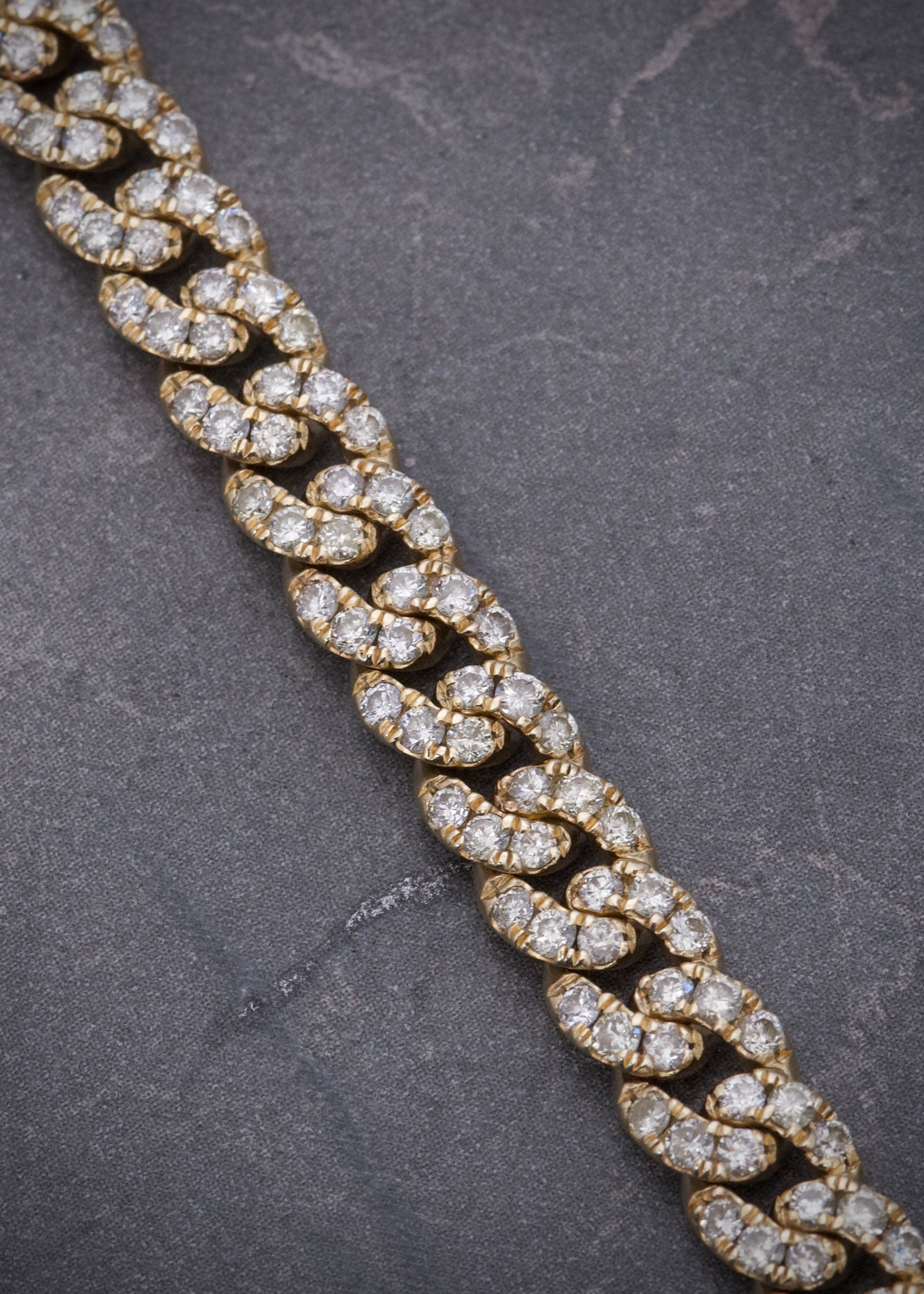 Pulso con 718pts de diamante blancos 20.5gr / Largo 21cm / Oro Amarillo (Joya) M