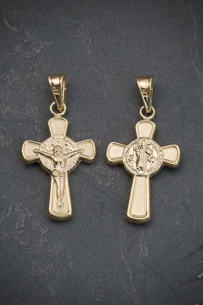 Dije de cruz con san benito 1.6gr / Largo 3.5cm — Oro Amarillo