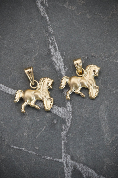 Dije Caballo 0.9gr / 1.7cm / 15.4mm — Oro Amarillo