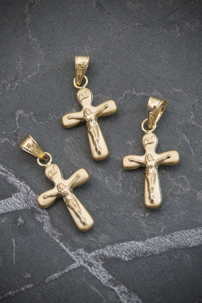 Dije cruz con cristo 0.6gr / Largo 2.6cm / Oro Amarillo Nac B