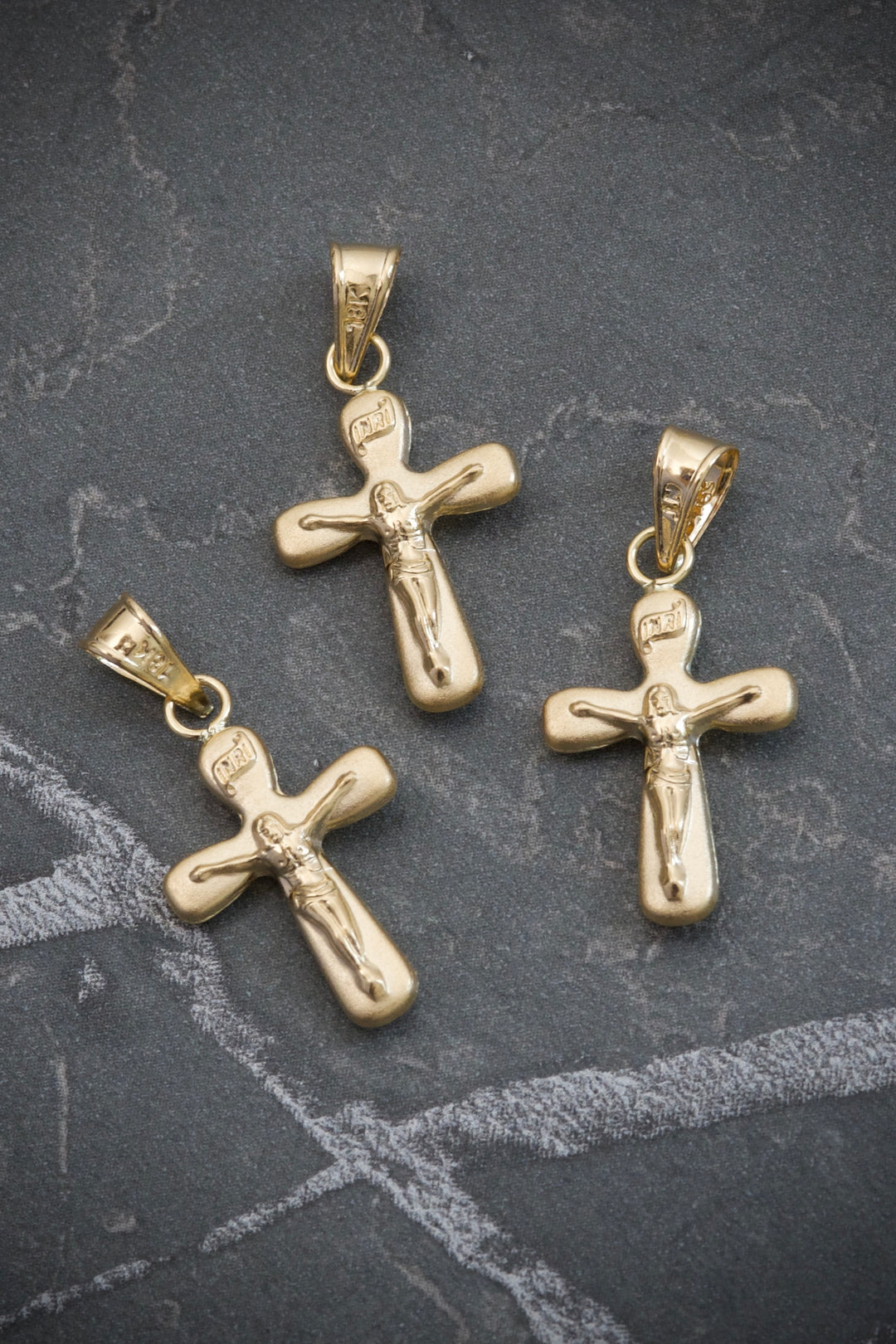 Dije de cruz 0.6gr / Largo 2.6cm — Oro Amarillo