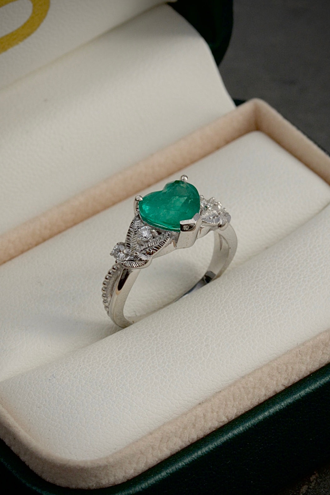 Solitario 172Pts De Esmeralda Y 15Pts De Diamante 5.55gr / TALLA 6 1/2 / Oro Blanco (Joya) M
