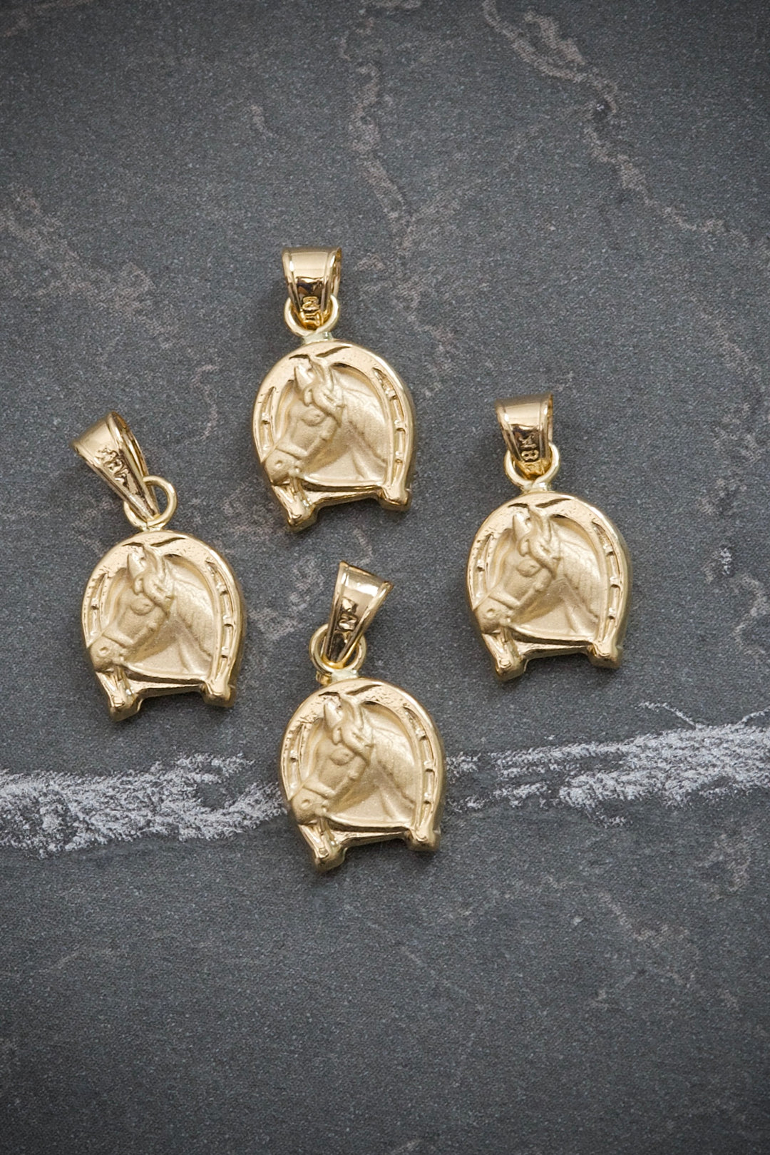 Dije de herradura de caballo 0.5gr / Largo 1.7cm — Oro Amarillo