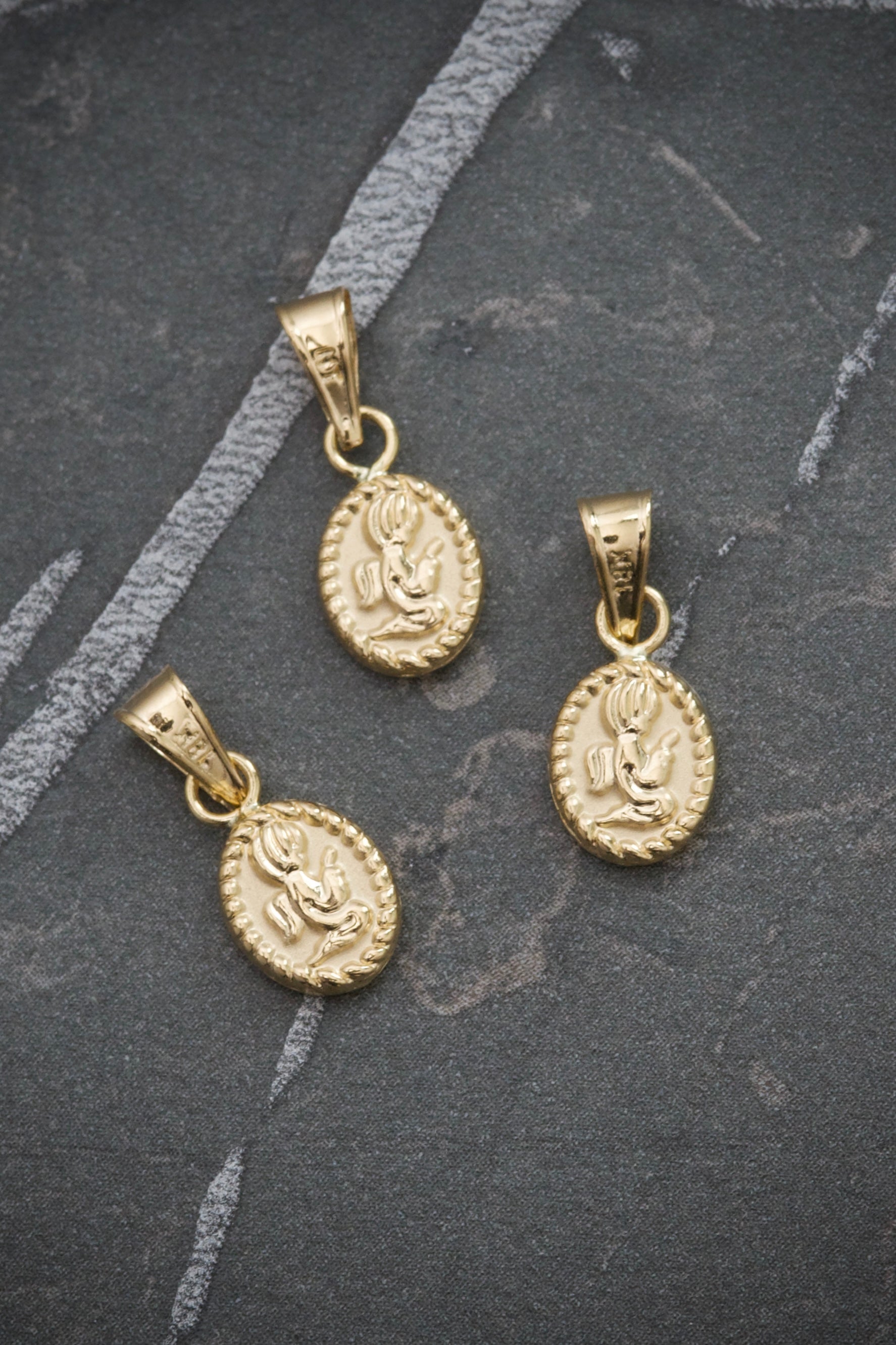 Dije angel de la guarda 0.35gr / Largo 1.5cm / Oro Amarillo Nac B