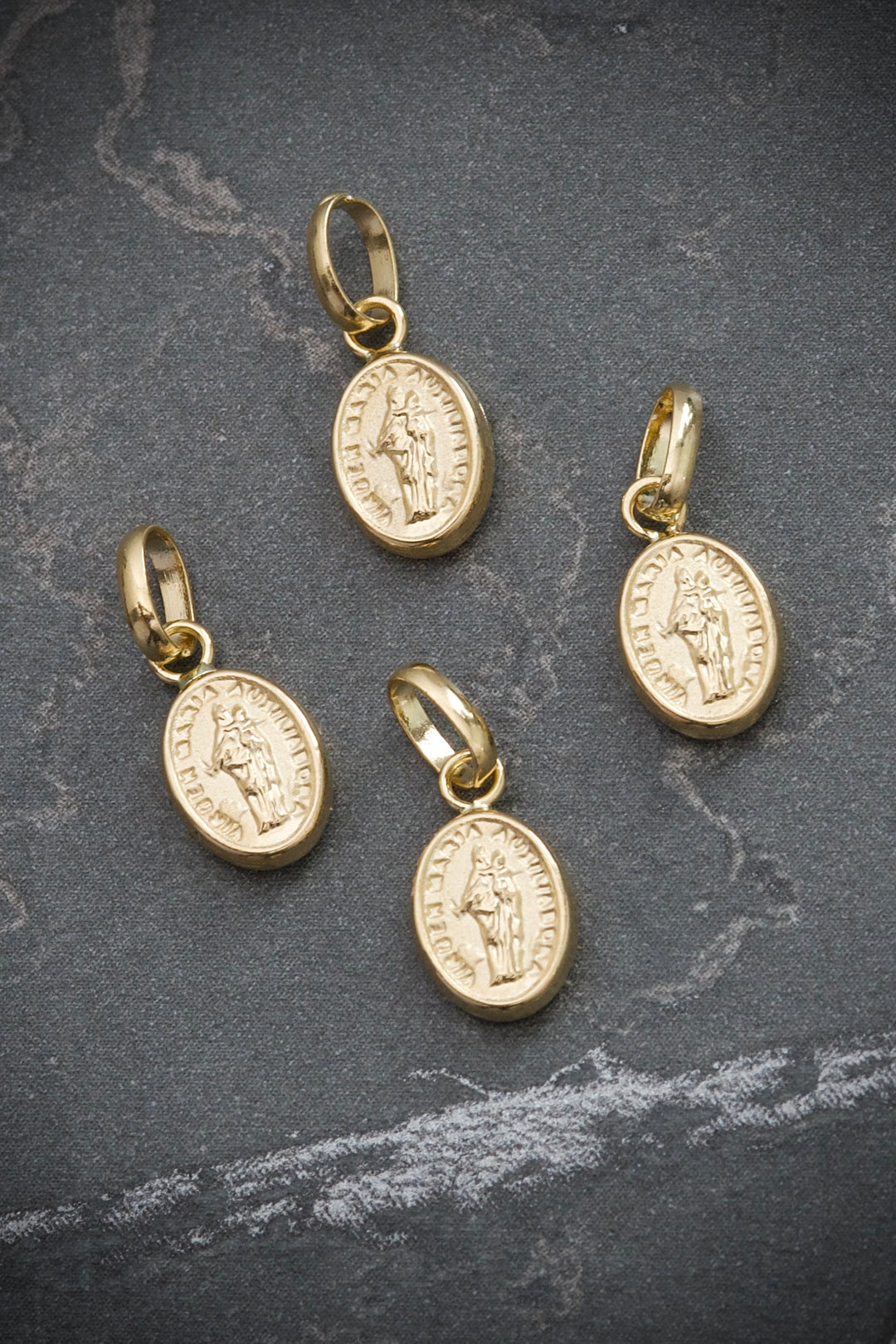 Dije virgen maria auxiliadora 0.35gr / Largo 1.5cm — Oro Amarillo