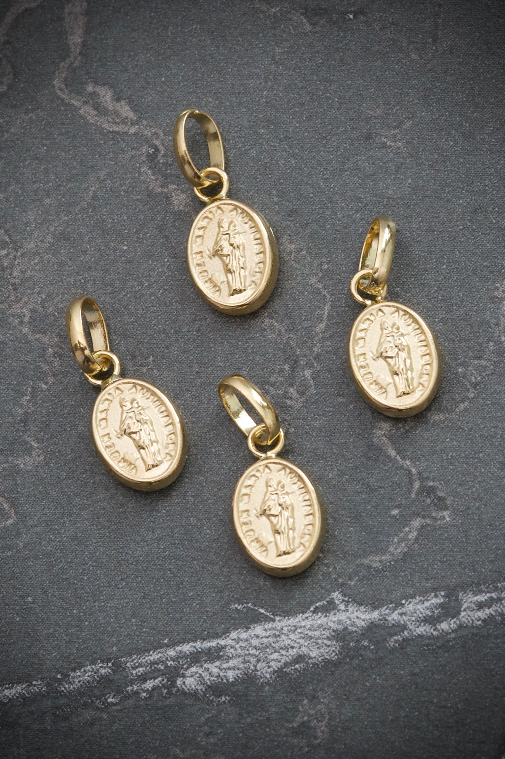 Dije virgen maria auxiliadora 0.35gr / Largo 1.5cm / Oro Amarillo Nac B