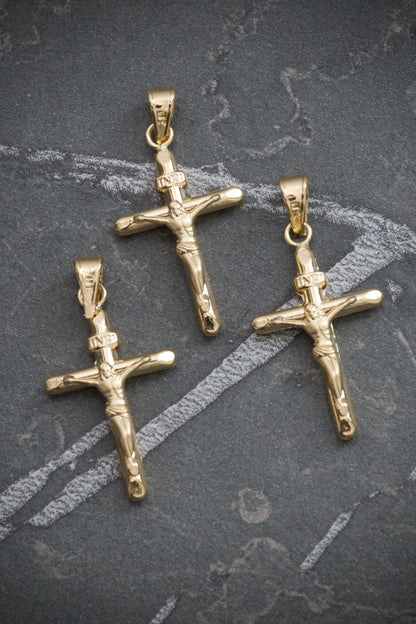 Dije cruz con cristo 0.7gr / Largo 2.7cm / Oro Amarillo Nac B