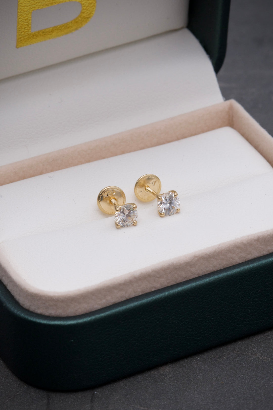 Topos con 78pts de diamante blanco 0.85gr / Largo 0.44cm — Oro Amarillo
