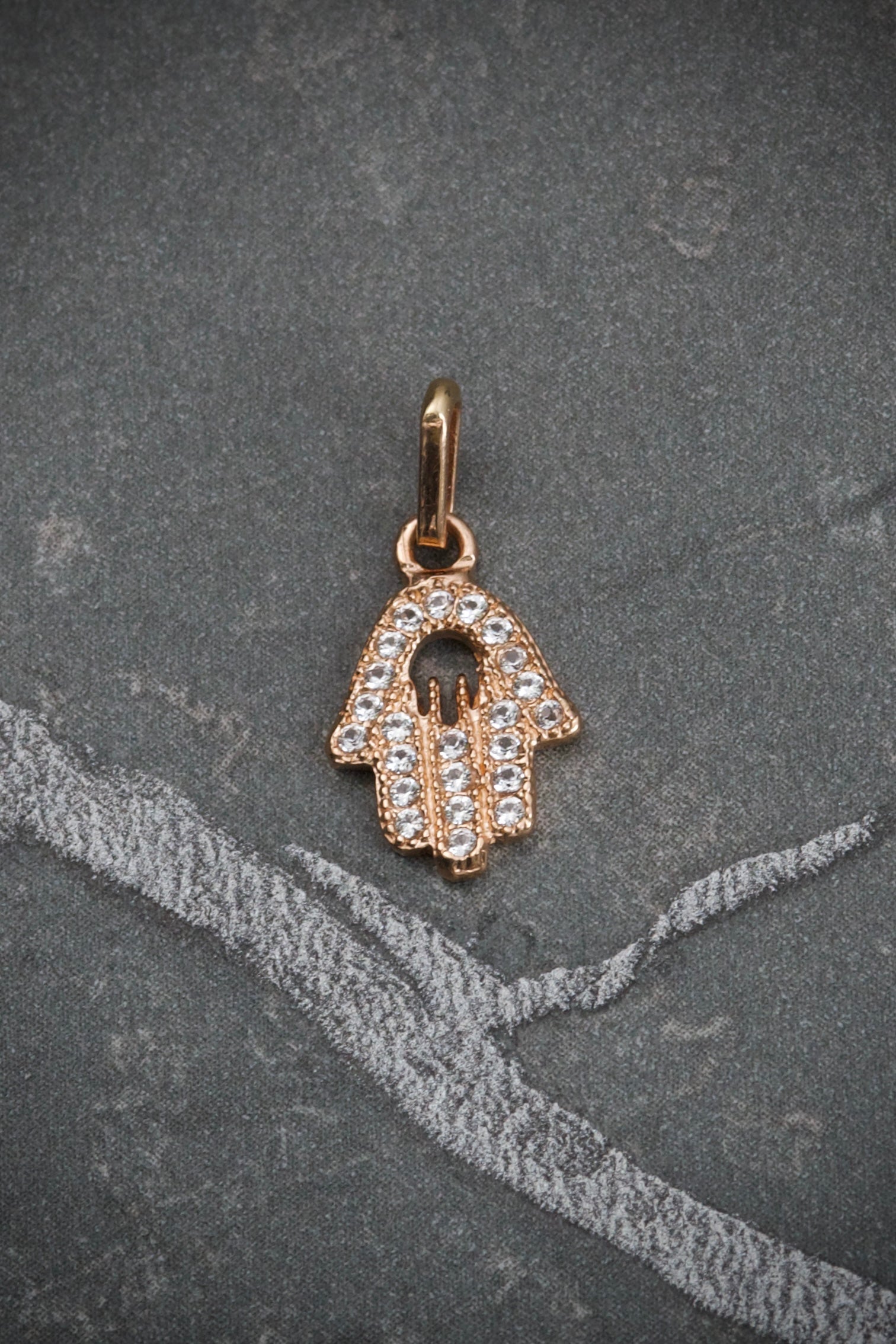Dije mano hs con swarovski blanco 0.7gr / Largo 1.5cm / Oro Rosado Nac B