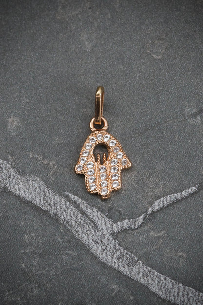 Dije mano hs con swarovski blanco 0.7gr / Largo 1.5cm / Oro Rosado Nac B
