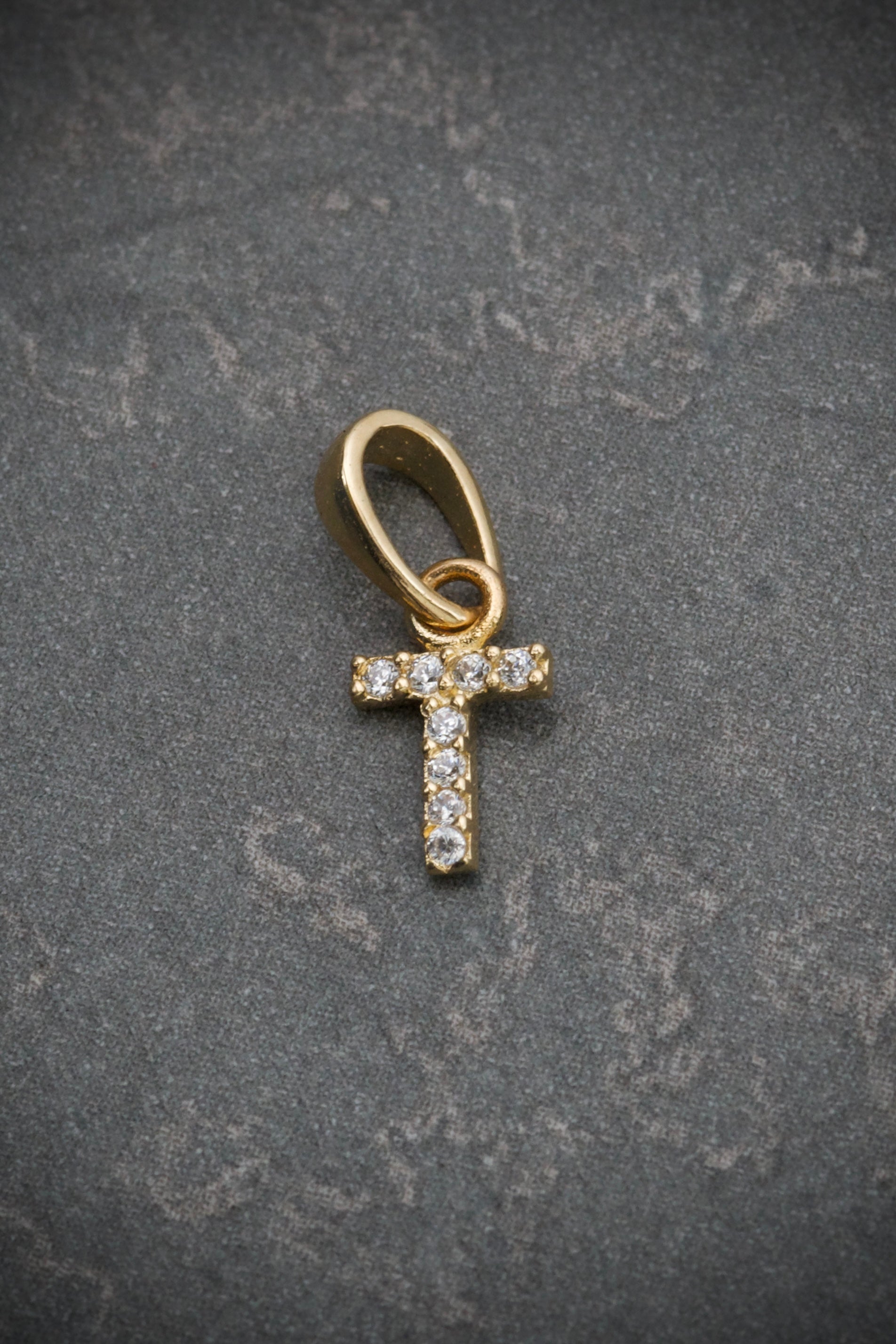 Dije de letra T con swarovski blanco 0.35gr / 1.4cm / Oro Amarillo Nac B